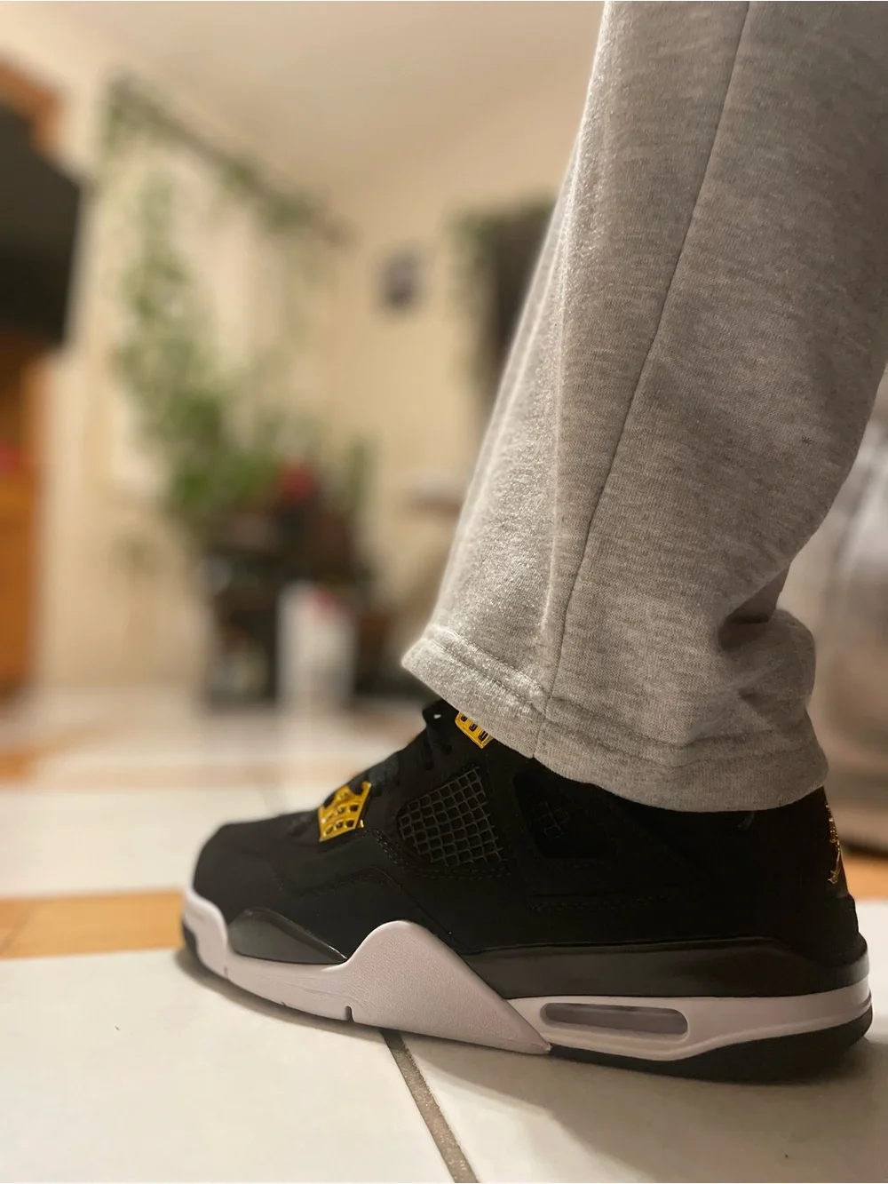 Jordan4 royalty Men’s Retro Sneakers (no box) was damaged